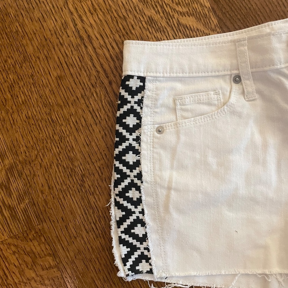 Universal Thread Denim shorts Size 26R/2  White with B & W Details - Picture 3 of 5